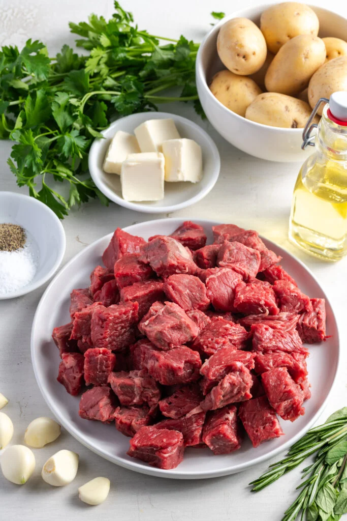 طرز تهیه استیک‌های کوچک با کره و سیر و سیب‌زمینی